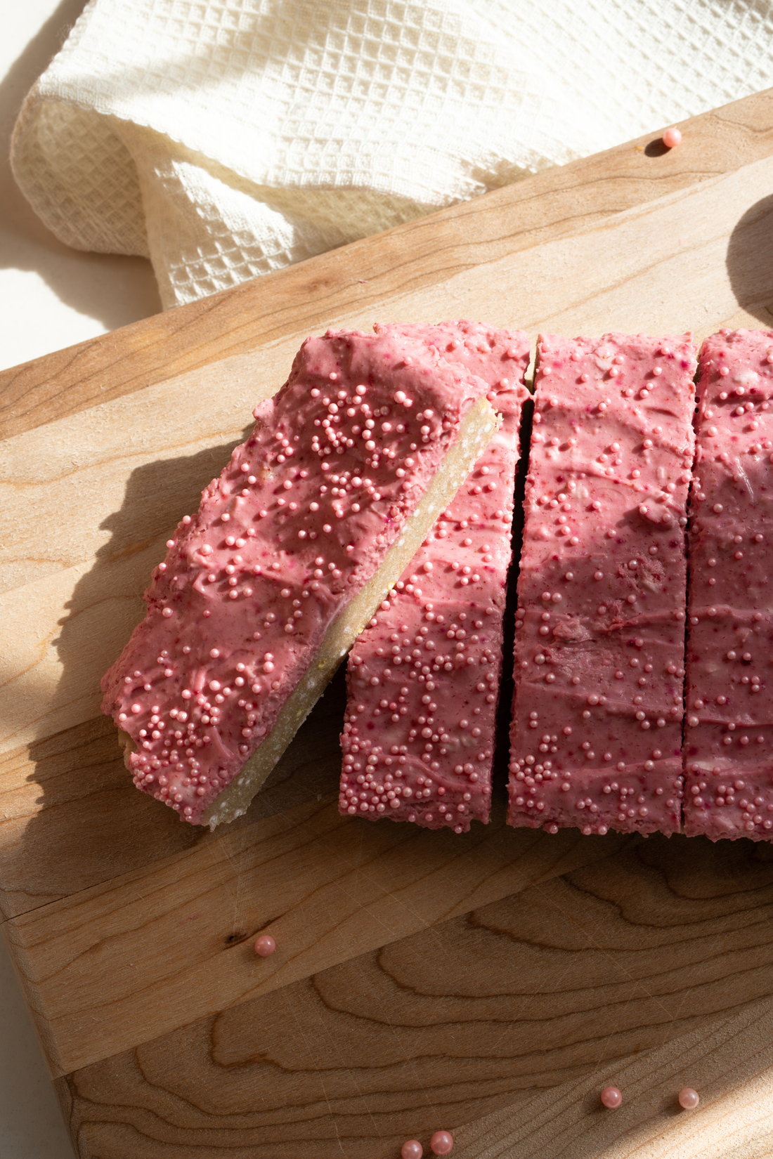 Barre protéinée au gâteau à la fraise